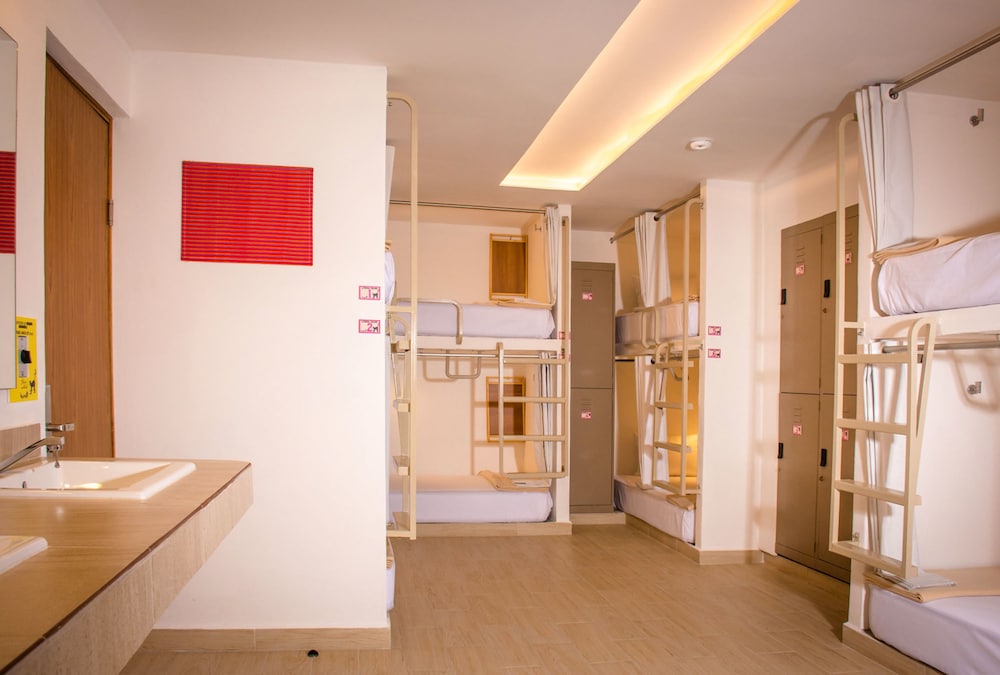 Nomads Party Hotel & Hostel