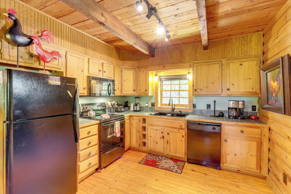 5 Mi to Dtwn Asheville: Tranquil Cabin Retreat!