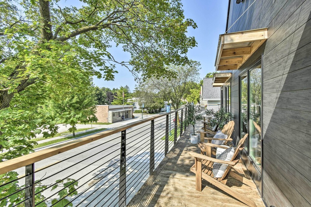 Elkhart Lake Townhome, Mins to Road America! view 4