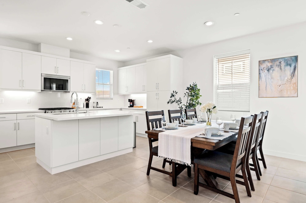 Stylish 3BR Oasis in Palm Desert Near El Paseo Zoo