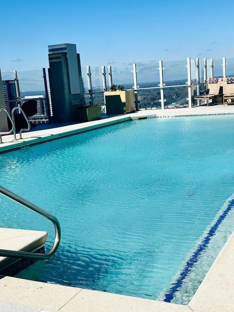 Highrise Balcony Rooftop Pool Gym Free Parking
