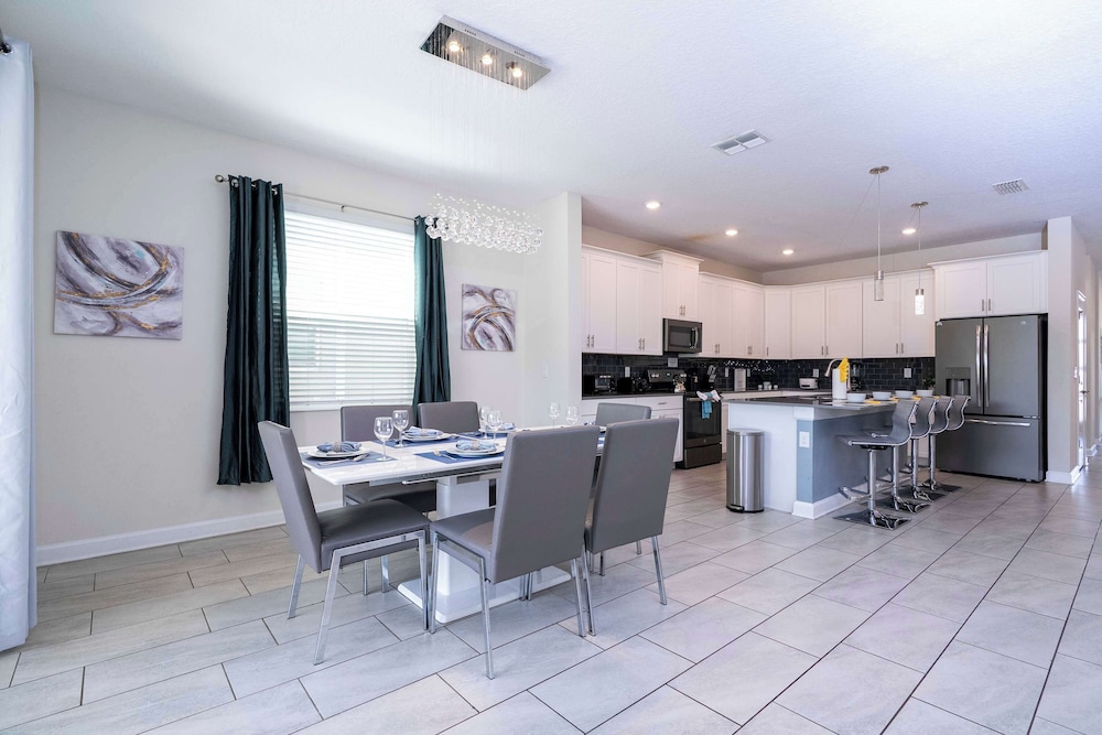 Stunning Game Room & Pool Jacuzzi Storey Lake 2799