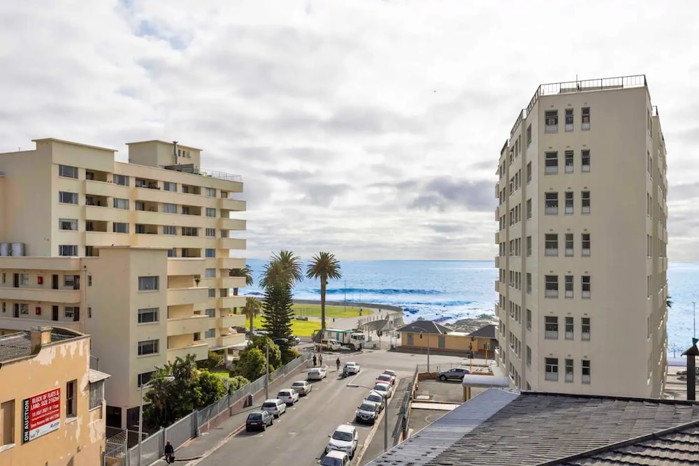 Bright and Stylish Beachfront Apartment view 4