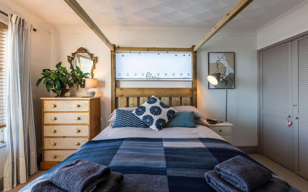 1 Bed Flat - Sleeps 2 - Pets - Balcony - Parking view 4
