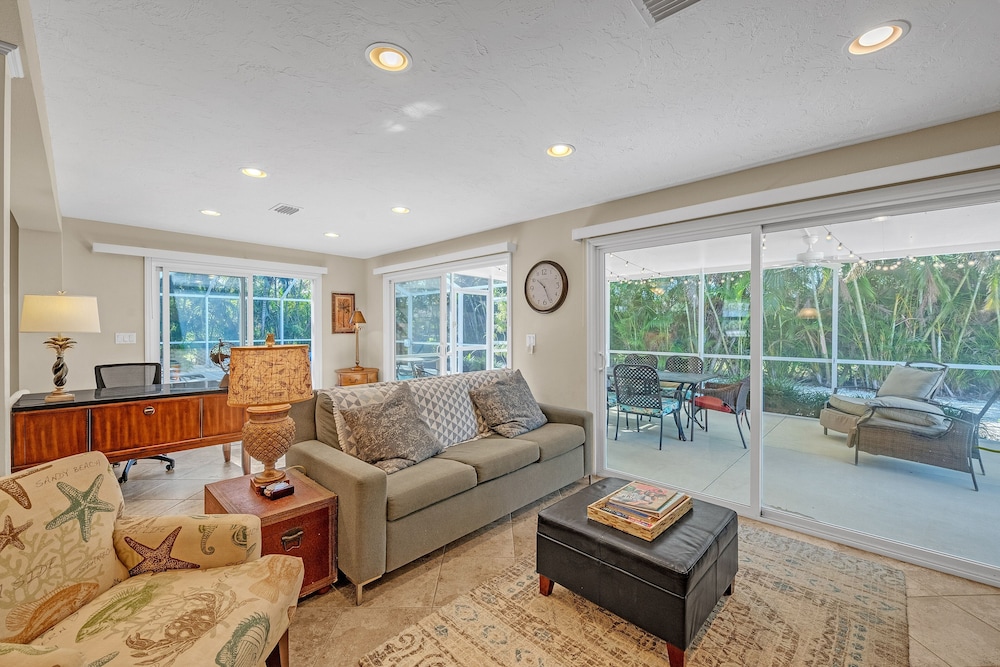 Comfy Home W/ Heated Pool Near Siesta Key Beach 2 Bedroom Home