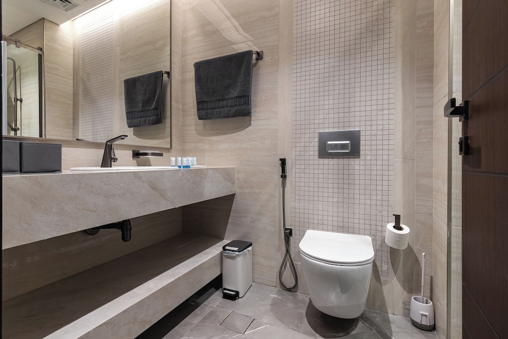 SIMPLY COMFORT Skyline Apts at Nobles Tower with Luxury Burj View