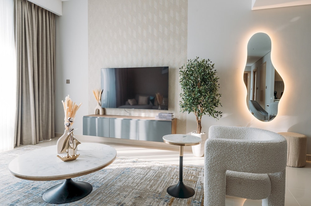 Elegant Stay: Balcony & Stunning Dubai Creek Views