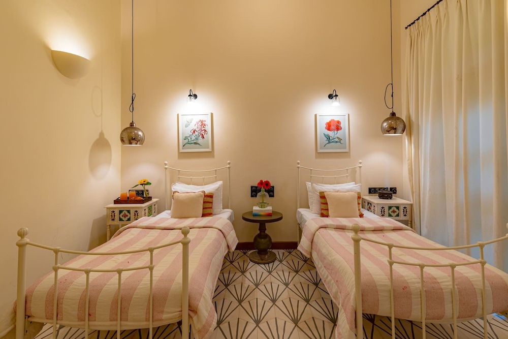 Loto Bianco by Hireavilla -4br w Pvt Pool Siolim
