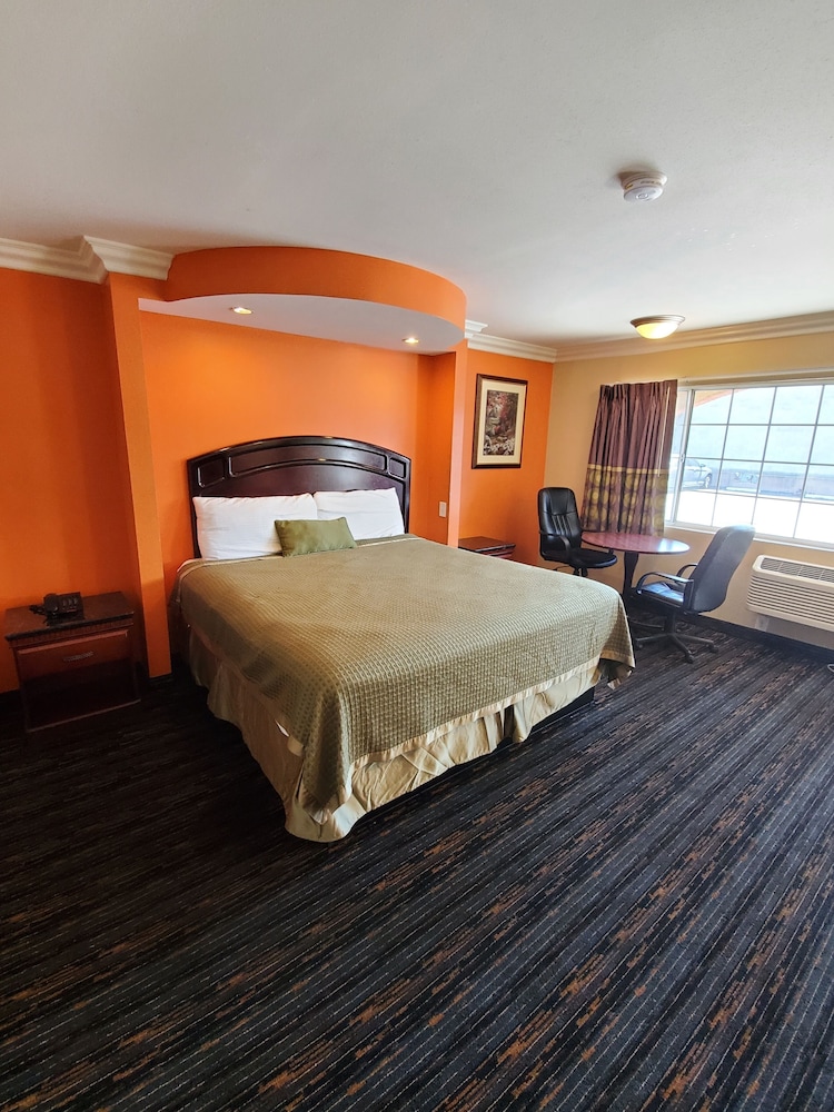 Delmonico Inn & Suites view 3