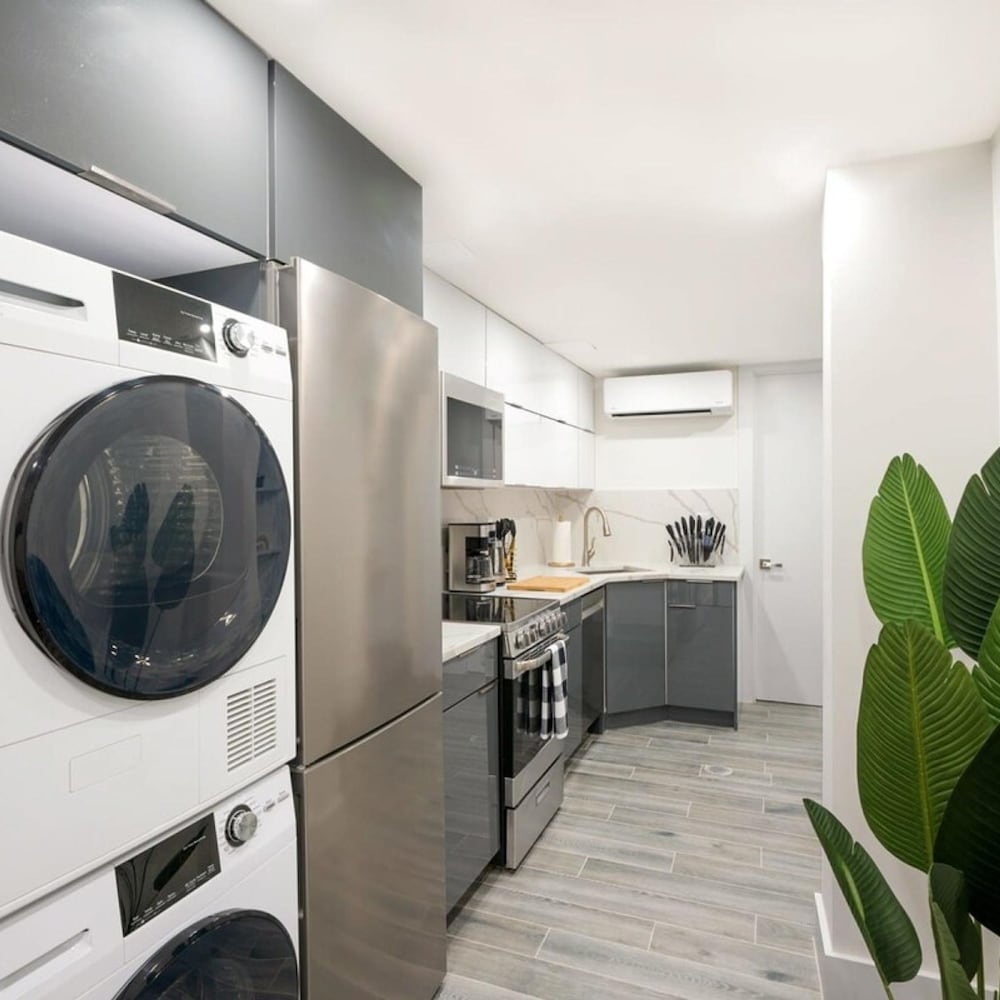 317-1d New 2BR Duplex W D Private Backyard