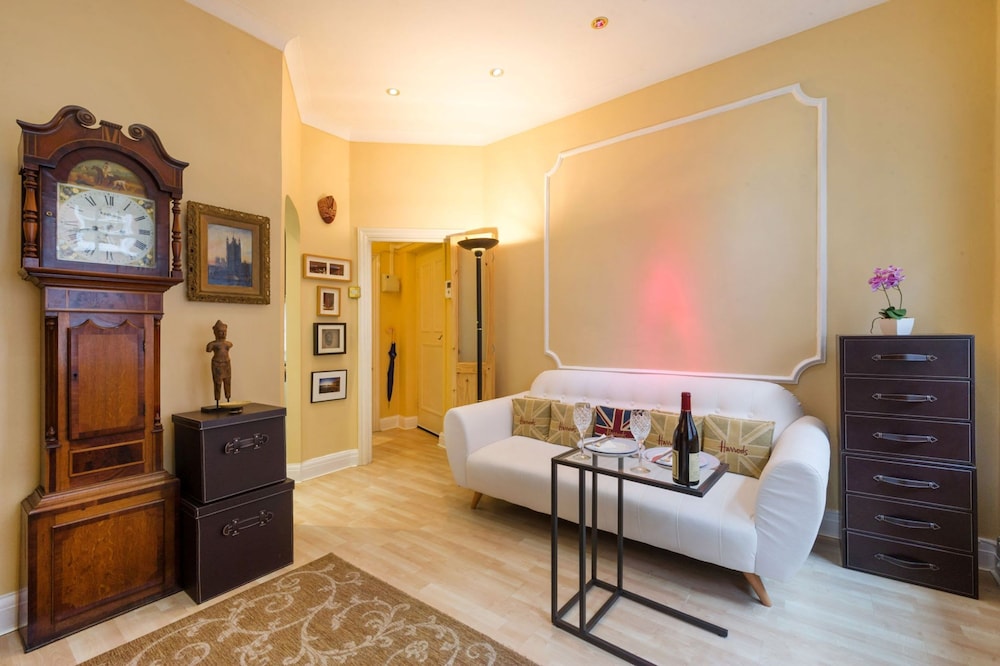 The Vintage - Fitzrovia - by Frankie Says