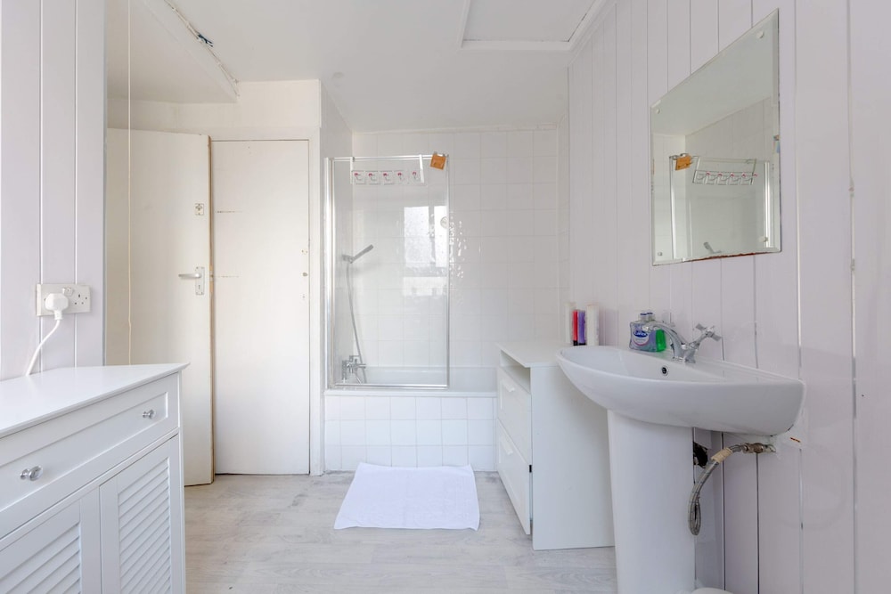 2BD Flat With Private Balcony - Shoreditch