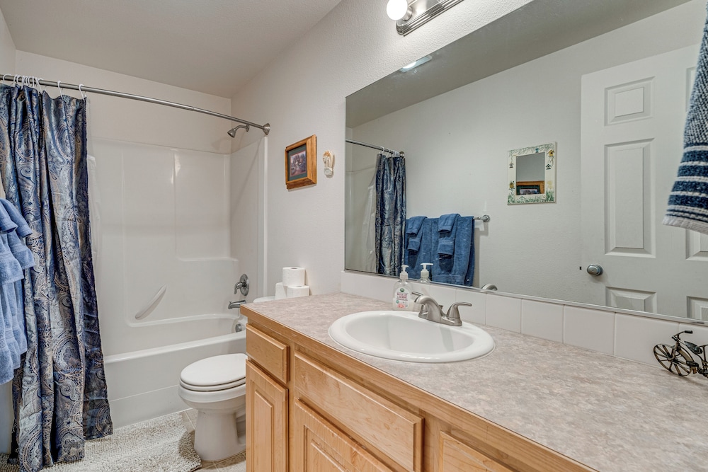 1 Mi to Moses Lake: Home w/ Private Yard & Hot Tub