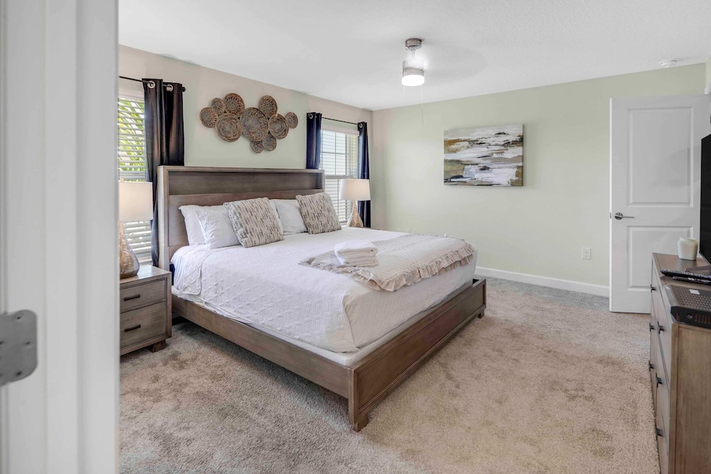 Stylish 4BR Pool Townhome Storey Lake