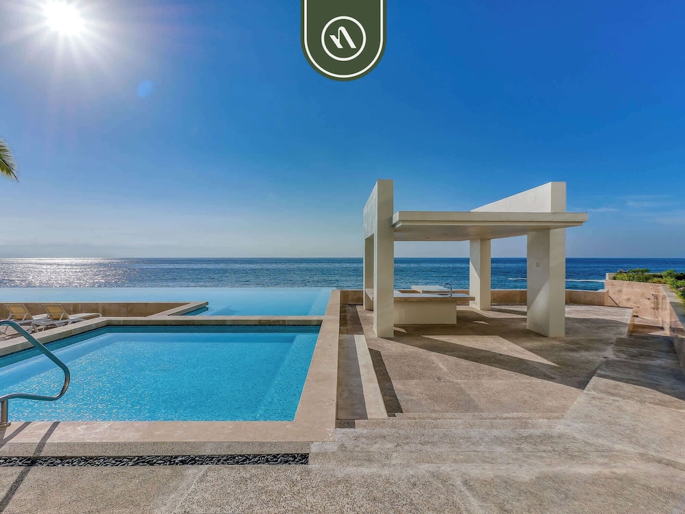 Luxury Oceanfront Studio - Beach - Pools - Gym