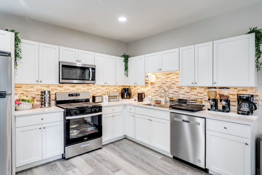 1 Mi to Dtwn Elgin: Dutch Colonial w/ Lovely Patio