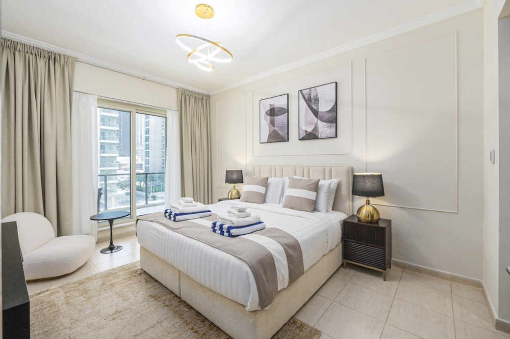 Luxurious Waterfront Stay at Al Majara Dubai Marina