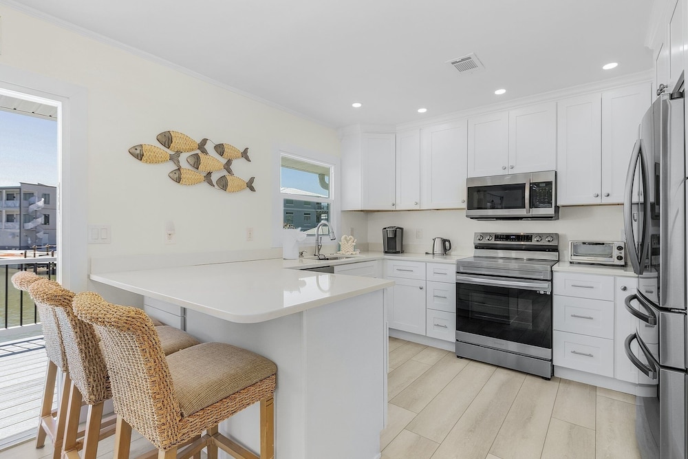 920 Bay Breeze Bungalow: Stunning Bay View Home W/ Heated Pool! 2 Bedroom Home