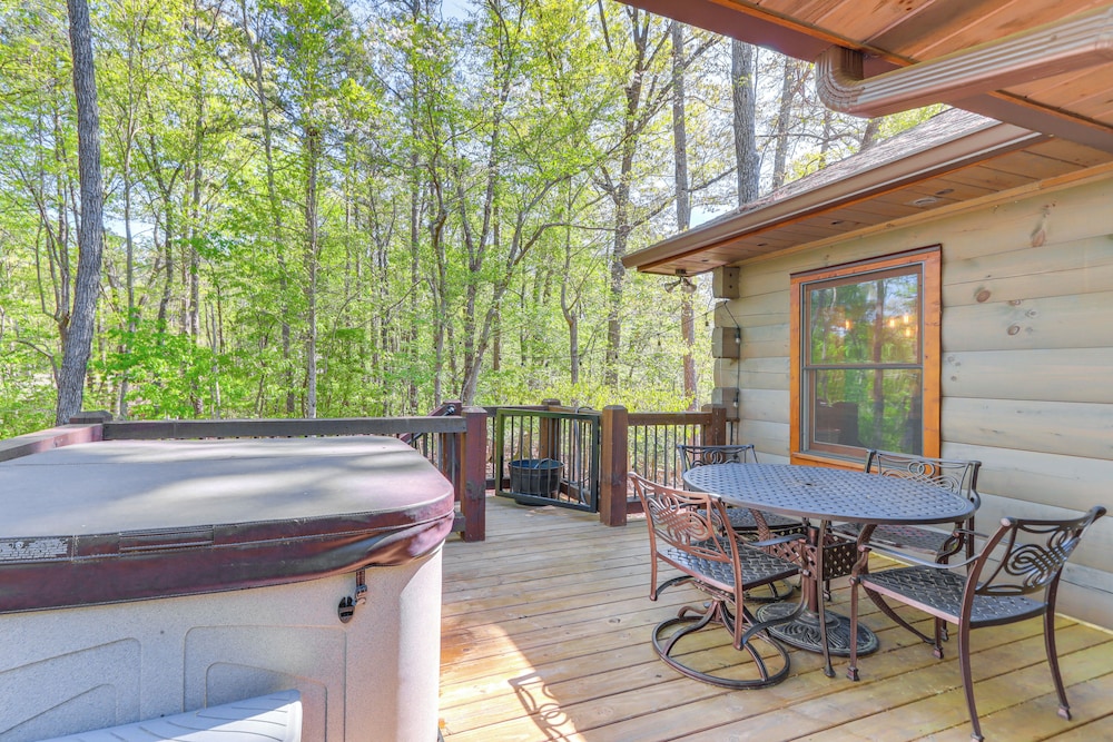 Ellijay Mountain Cabin w/ Hot Tub & Spacious Deck