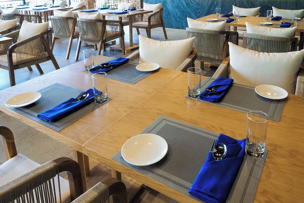 Bounce Beach Hotel & Tien Sa Resort