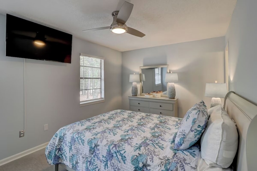 Spacious 3BR Hilton Head Getaway + Pool Access