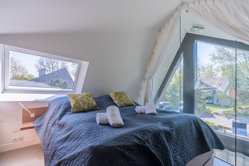 Charming 8-person Villa With hot tub Near the Forest