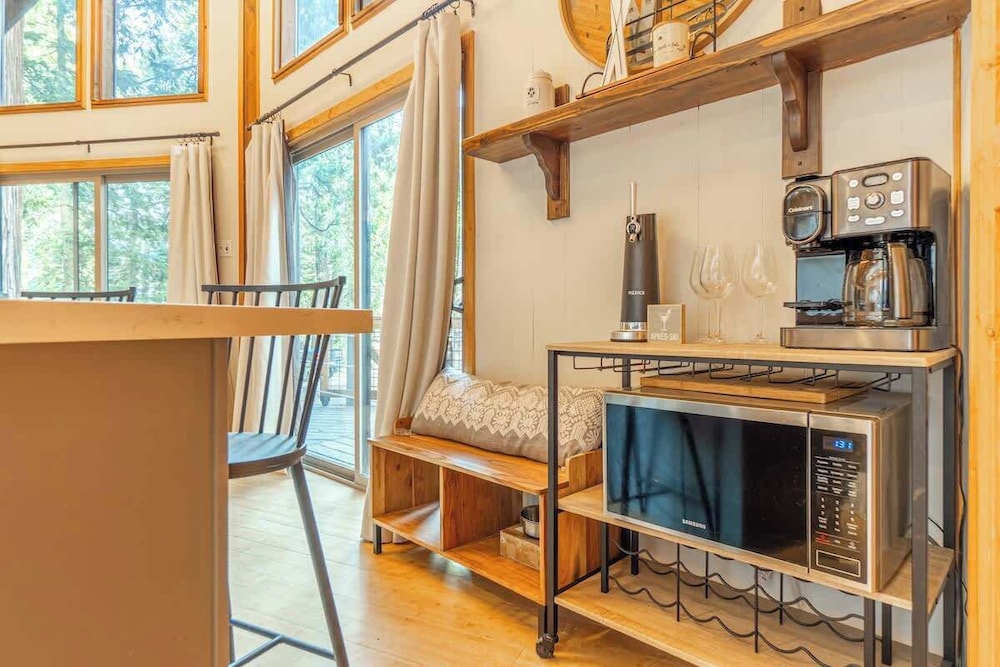 Cozy Tahoma Cabin in the Pines Sleeps 6 + Pets