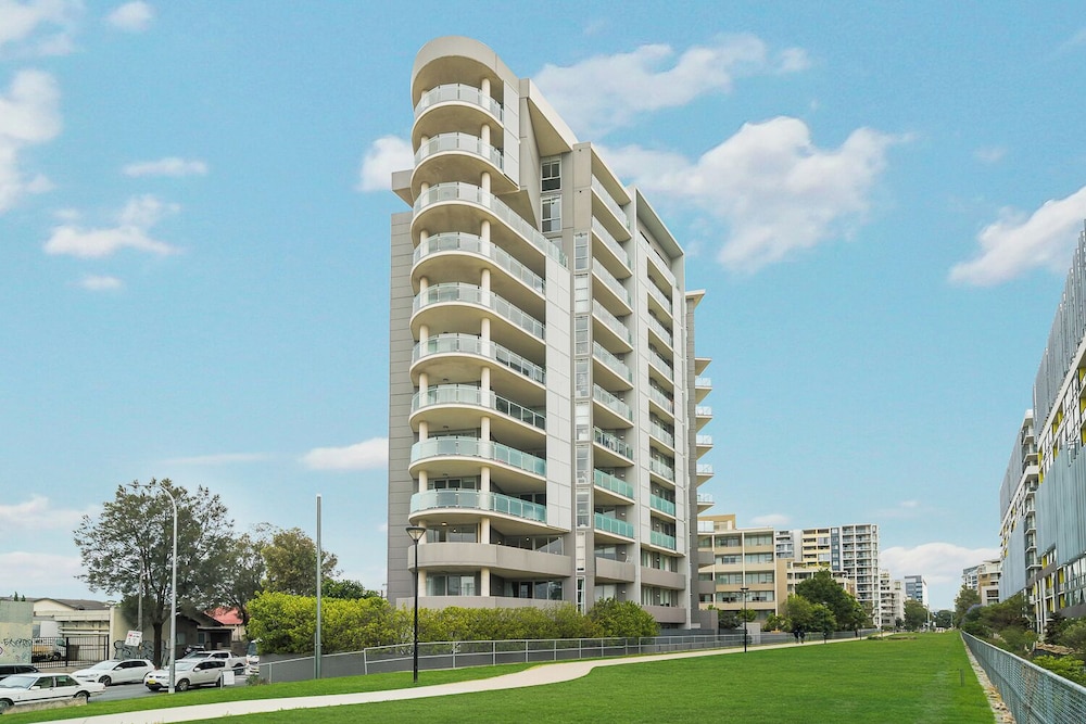 Kozyguru | Mascot | 2 Bed Apt + Free Parking