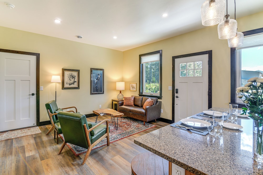 2 Mi to Dtwn Palmer: Custom Valley Home w/ Garage