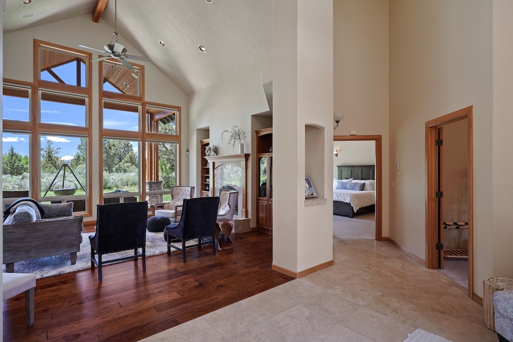 Family-Friendly Dara Oaks Home with Private Hot Tub and BBQ on the Deck by RedAwning