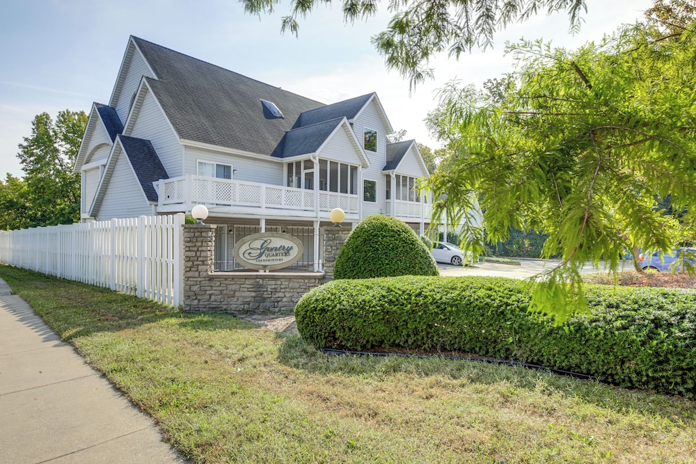 3 Mi to IU: Dog-friendly Condo w/ Pool Access!