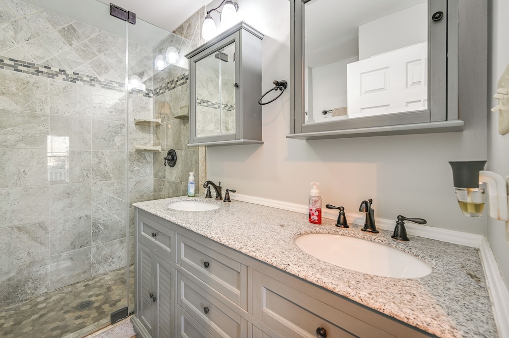 Large Family Home: 5 Mi to Dtwn Hagerstown!