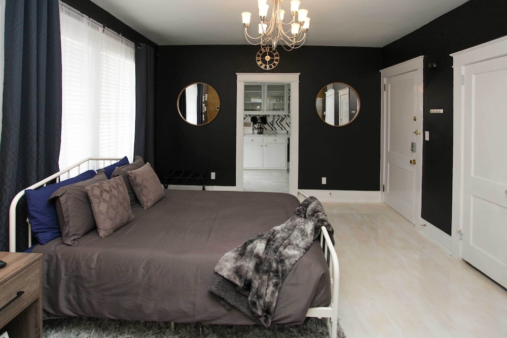 Stunning Alabama Studio ~ 2 Mi to Dtwn Mobile! view 2