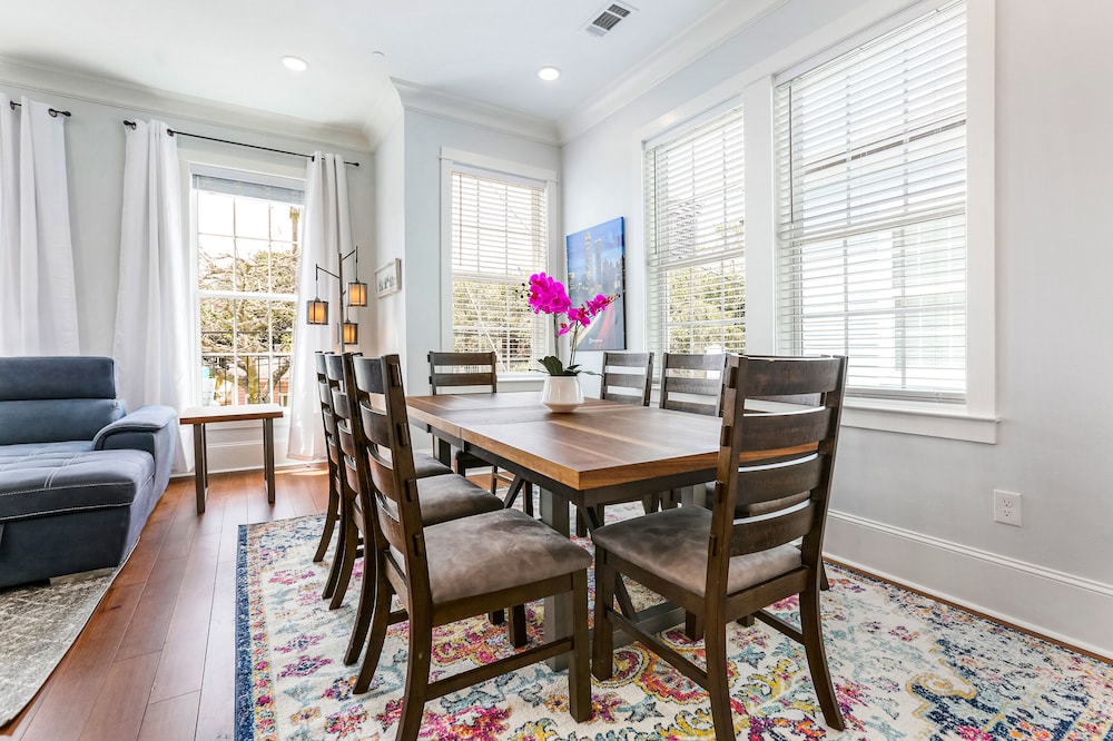 Modern 4 BR Condo with Balcony & Pool - Near FQ - Image 3