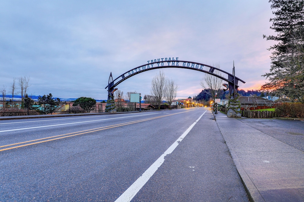 Walk to Mcmenamins Edgefield: Inviting Townhome!