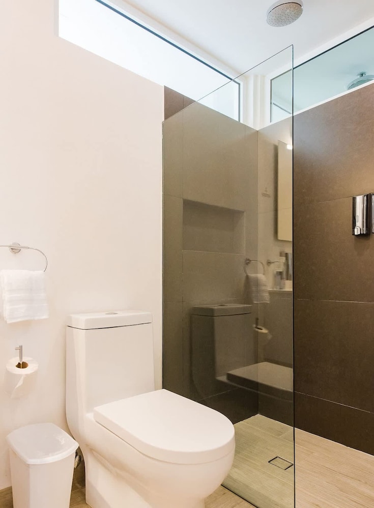 1 Rec. Steps From the Beach Rooftop Pool