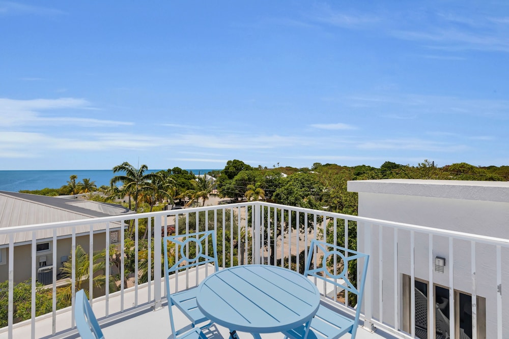 New Listing! Reel Joy Waterfront Luxe With Pool And Private Dock 4 Bedroom Home