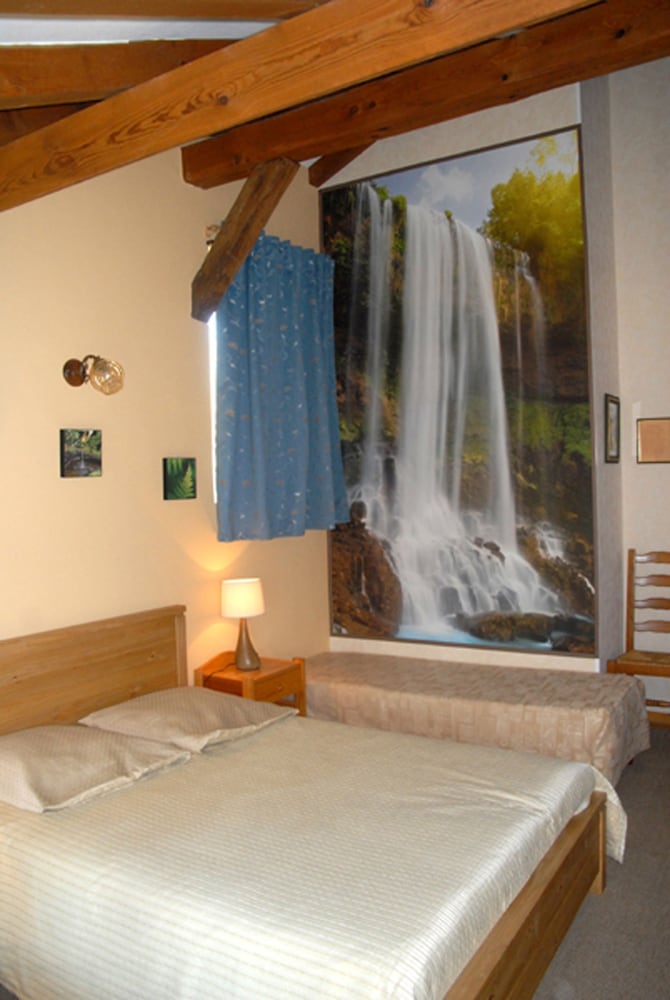Les Arbousiers en Sabres — hotel room