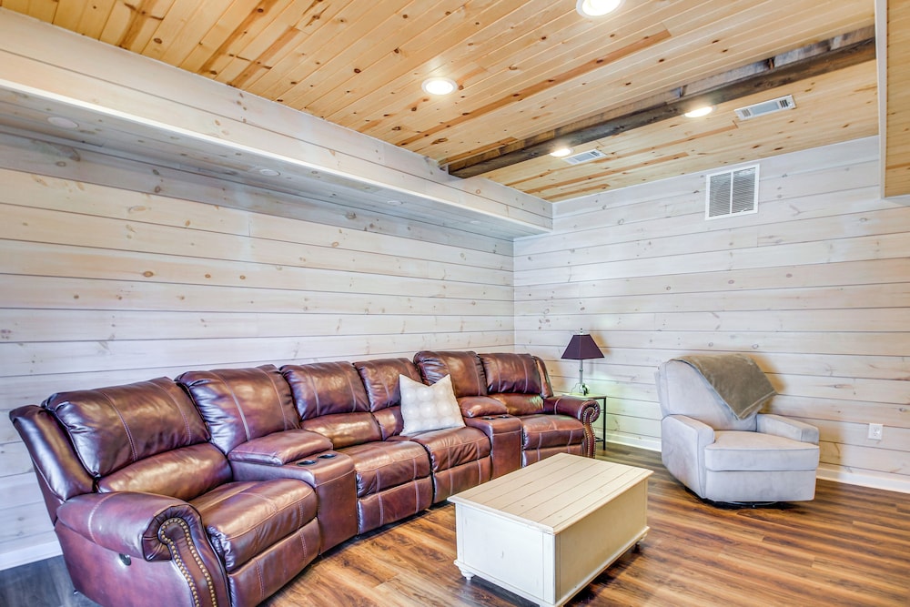 Hot Tub & Movie Room: Updated Cabin in Ellijay!