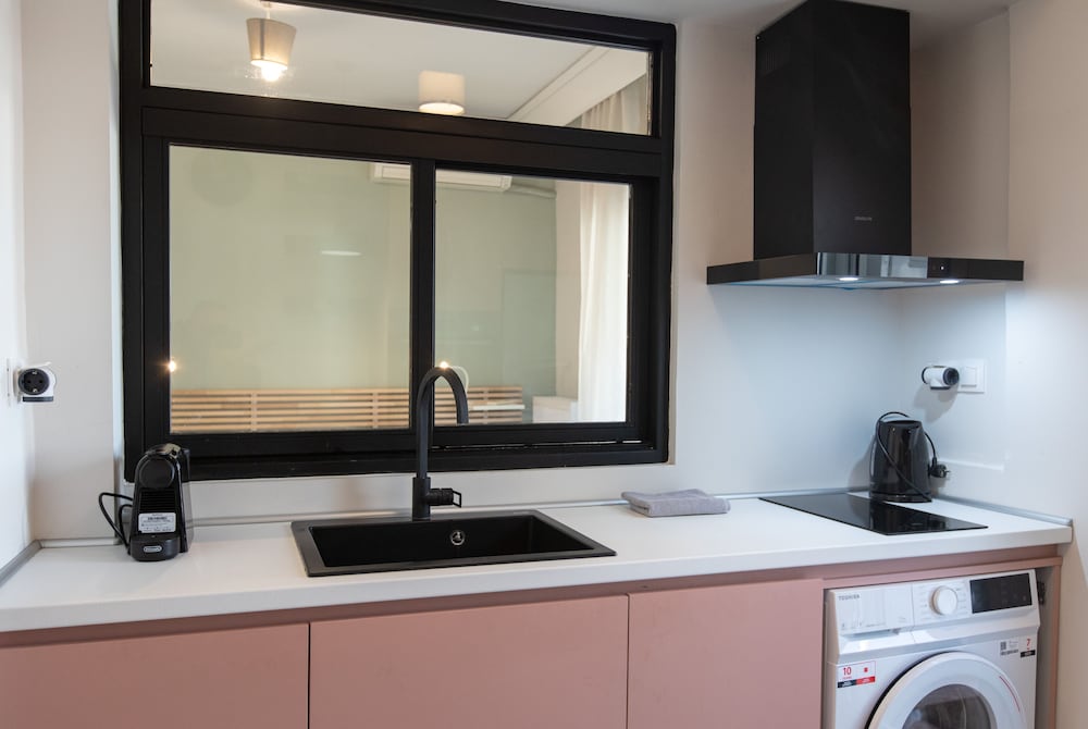 New Cozy Apt with Balcony close to Metro