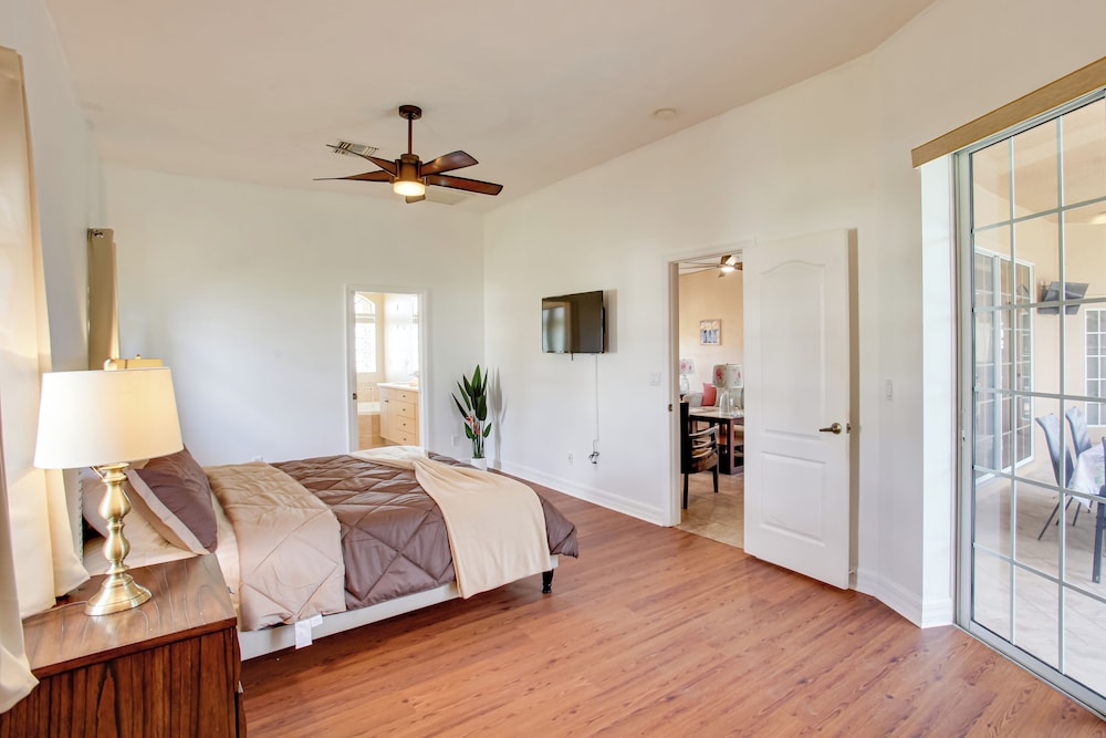 9 Mi to Downtown Fort Myers: Home w/ Lanai + Grill