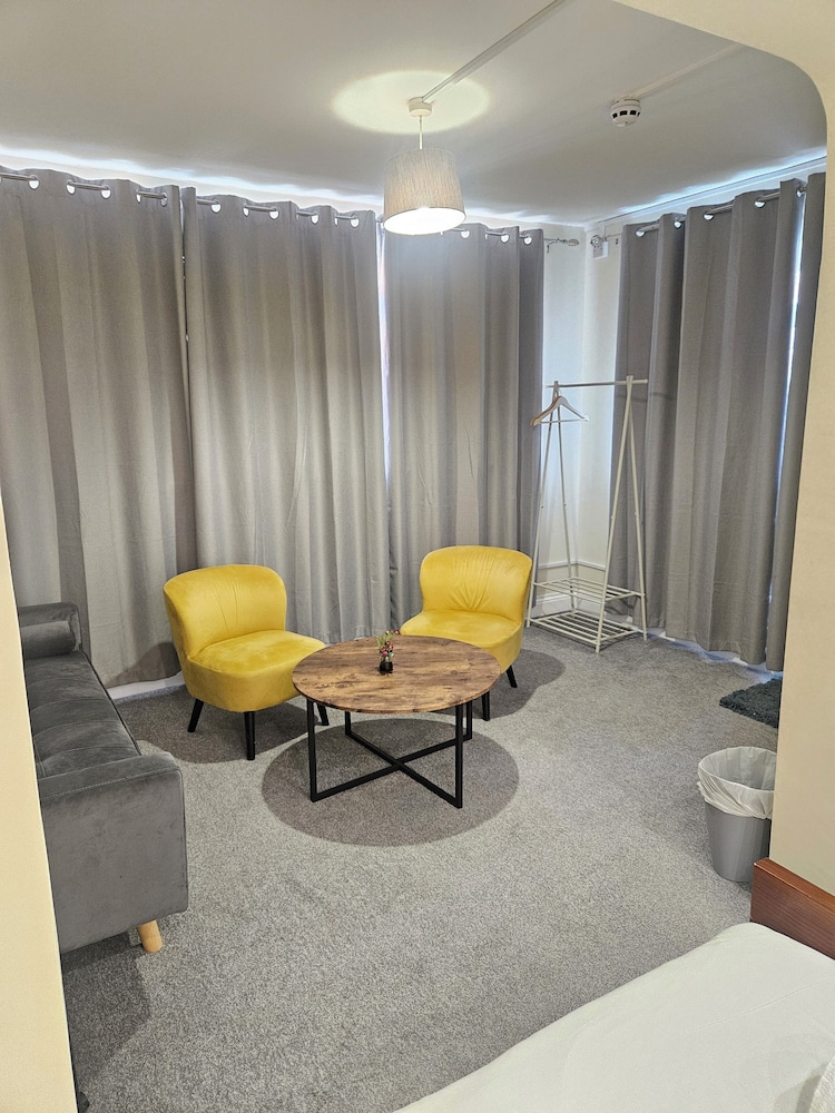 Basement 2 Bed Appartment with EVCharger