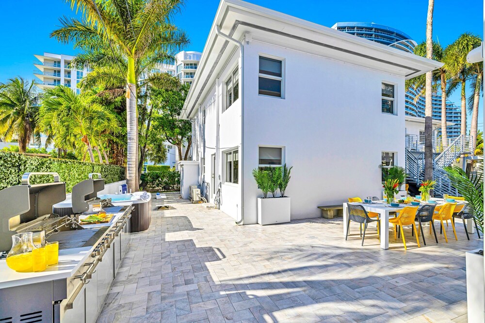 Beach Condo King Bed Lush Patio w BBQ Birch Key Eight