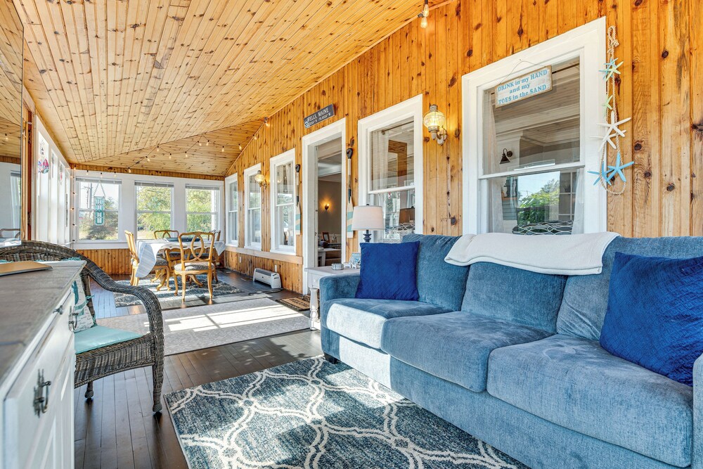 Hot Tub & Fireplace: Coastal Getaway in Maine