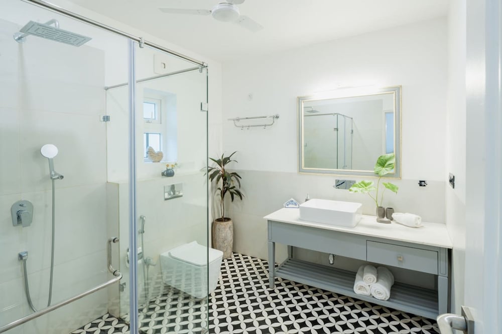 Villa Bauhinia - 5bhk With Pool 10 Mins to Beach
