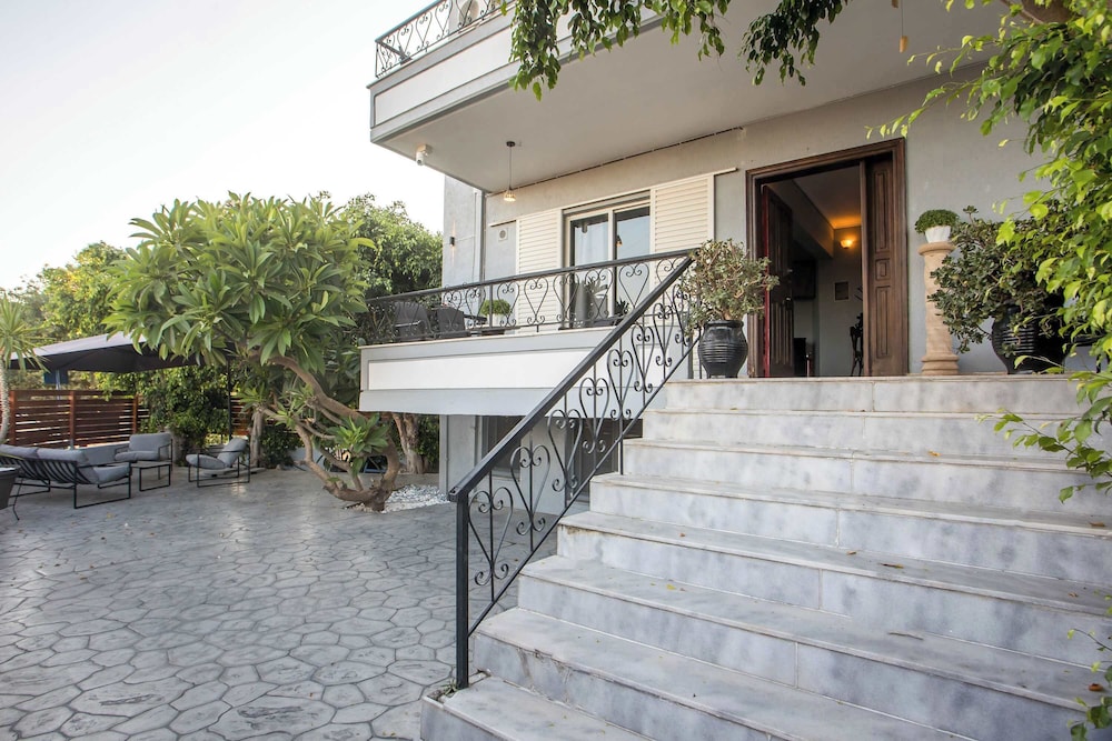 Villa Lilienne - Tranquil Escape With Private Garden Balcony