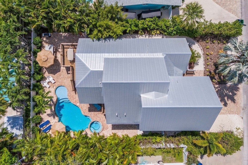 Tiki By The Sea 5 Bedroom Home view 2