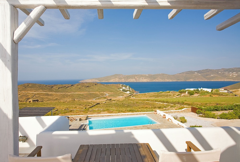 Yakinthos Residence