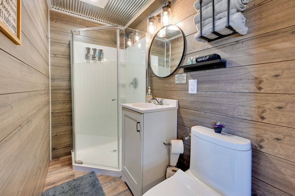 Cabin w/ Trail & Pond Access in Steamboat Rock!