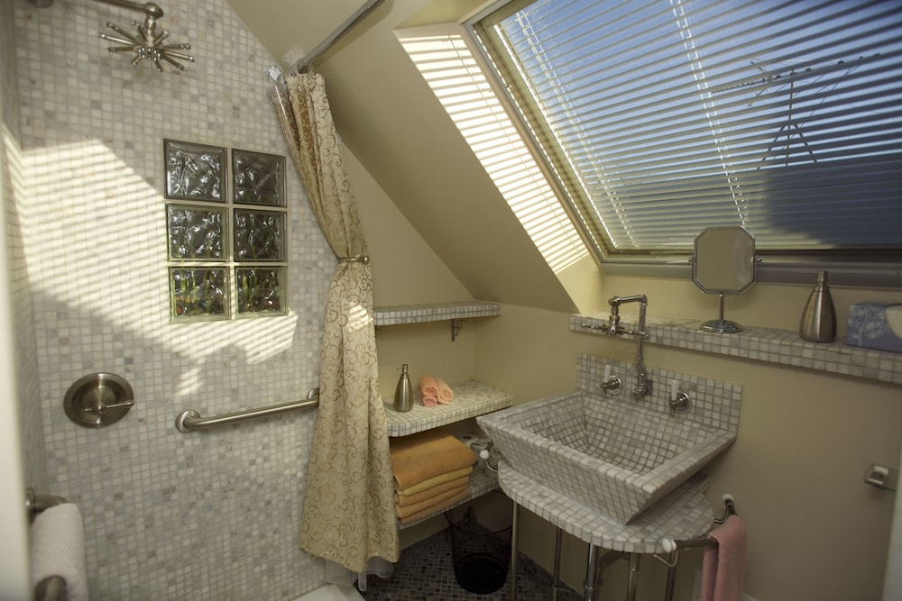 Ray's Bucktown Bed and Breakfast 29